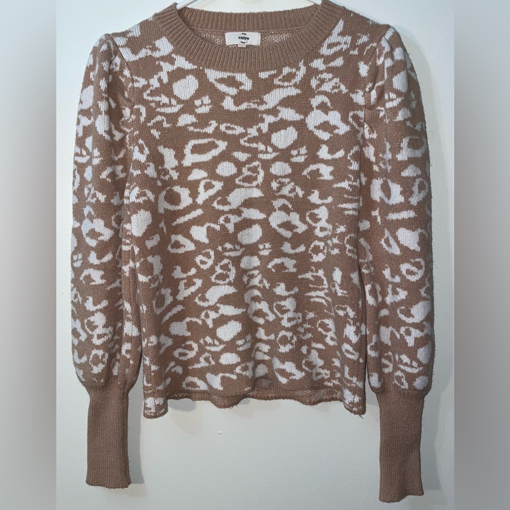 Entro Women’s Tan Leopard Print Soft Knit Sweater With Puff Sleeves